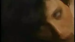 تتمتع الكتاكيت الحسية بمجموعة ثلاثية مشبعة بالبخار ، بينما يدخنون ويلعقون أرجل بعضهم البعض