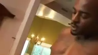 عاهرة مراهقة شاحبة تتوسل لجنس عنيف بين الأعراق