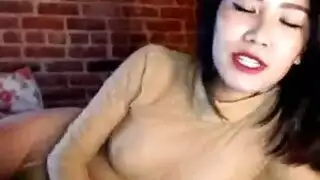 تشتهي الأمر بخشونة وتتلقى ضربات قوية من الخلف على الأريكة