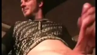 استمناء فردي بقضيب منتصب ضخم – قذف ناتج عن رغبة متطرفة