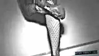 إغواء نادي مثلي: كاتيا كاسين تلمس ريان كيلي في لعق ساخن