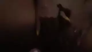 اختراق عنيف: رجل ملتح يستولي على فرج شابة مبلل