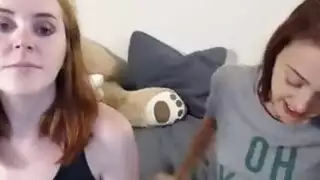 ثنائي جريء يقدم عرضاً جنسياً علنياً على مسرح المسرح