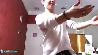 امرأة ناضجة ذات شعر مجعد تشارك في فيلم إباحي