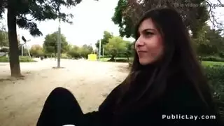 الجار العاهر يأخذ قضيبًا قاسيًا في أي مكان عام