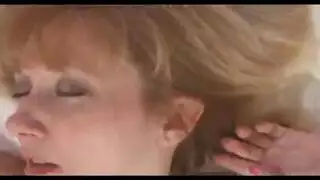 جنس هاتفي صريح بين معلمة وطالب مع مص عميق وأنين