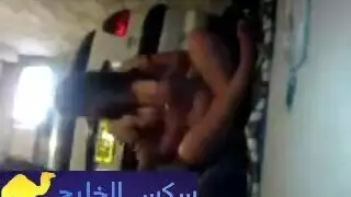 ينزل لبنة علي اندر اختة
