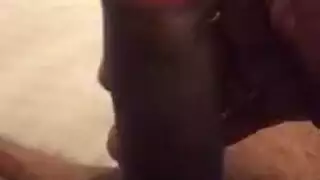 حاوية السائل قصيرة الشعر معلقة ومدمرة من قبل وحش السائل السميك