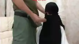 فتاة محجبة مثيرة تنال حمولة ضخمة من المني على شفتيها