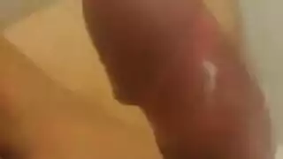 جمال عربي يكشف كل شيء تحت ردائها