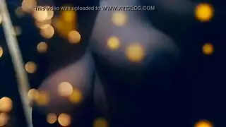 مراهقة سمراء غير مدركة تحصل على تدليك إباحي مجاني من والديها