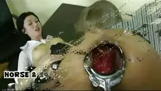 عبادة الشعر البري وجلسة وجه شديدة الإثارة