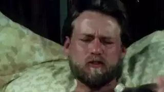 إباحية فاخرة: موظف الاستقبال يرتب صفقة سرير قذرة مع نجم