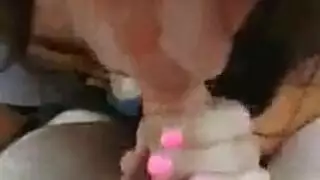 مثلية ثلاثية صريحة: لوسي وأليسا مرتدية الدانتيل تأخذان قضيبًا أسود