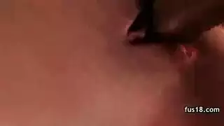 تلميذة إيبوني تلمس نفسها بشدة عندما لا أحد يراقب
