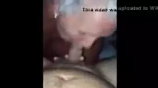 ربة منزل مثيرة ترتدي نظارات تمتلئ بثلاثة قضبان سميكة