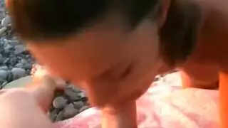 مص عميق وجنس عنيف مع عاهرة بريطانية على الشاطئ