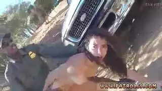 جوارب سوداء، ضرب شرجي، وهزة جماع كبيرة على الأريكة