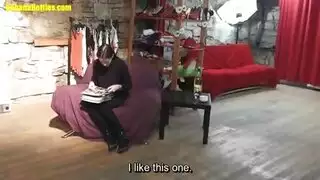 فيلم إباحي في يوم المسبح: سحاقيات مراهقات عاريات تضاجع في وضح النهار