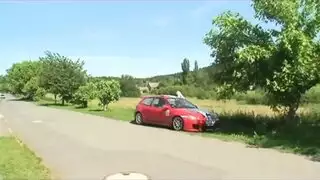 فتاة وقذة تقفز على قضيب الرجل العجوز القاسي