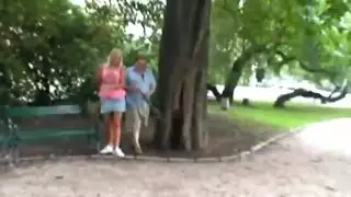 عاهرة مراهقة شقراء تمارس الجنس في الخارج على مرأى الجميع