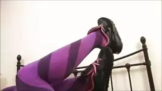 راقصتا قطب تحولتا لحوريات تأخذان ضربات كلب خشنة