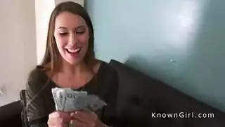 زوجة وقحة متخفية تأخذ قضيبًا من رجلها أثناء السفر