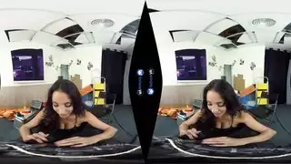 أوgy مكثف في الواقع الافتراضي لأنيسا كيت: قذف على وجهها وصدرها