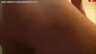 مثلية مراهقات: إدخال مزدوج في الحمام الصغير