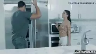  جليسة الأطفال المراهقة المشاغبة تداعب شقها المبلول ثم ينيكها صاحب المنزل