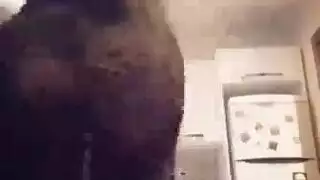 جسدها العاري يرقص ثم يتم تلبيده بقوة في هذا المشهد الإباحي العربي