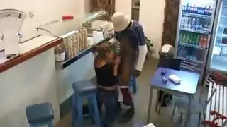 استيلاء على الحانة: جندي ينيك فرج النادلة الضيق