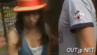 العاهرة تتوق للقضيب الصلب وتقدم متعة فموية مذهلة