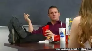 فتاة جامعية جامحة بشعر أحمر تمارس الجنس مع مدرسها بشراسة