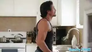 نكاح محظور: زوج الأم ينكك مراهقة متمردة رغم تحذير الأم