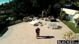 أنجيلا وايت تقدم لعبة ثديية مذهلة على قضيب أسود وحشي