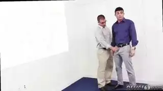 اللعب بقضيب صديقه النائم حتى يستيقظ ويطلب ممارسة جنس شرجي