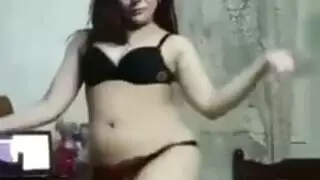 رقصة مصرية إباحية: إغراء عاري، تجرد كامل، وهز للمؤخرة