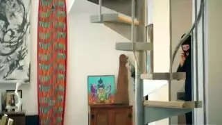 فتاة روسية صغيرة تأخذ وجهها من عنصل مصري