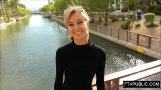 إباحية مشاة الشوارع: فتاة مثارة تفتح ساقيها وتستمر في اللعب