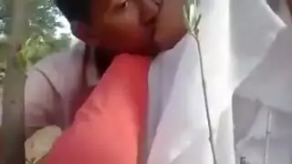 مشهد إباحي: شاب مغربي يلتشف شفاه فتاته في السرير