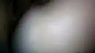 فتاة يابانية ذات فتحة مشعرة في فيلم إباحي جماعي