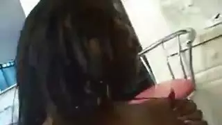 قضيب عملاق يضرب مؤخرة ممتلئة وفرج مبلل