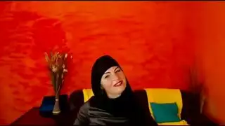 عاهرة تركية محجبة تأخذ عدة أعضاء ذكرية على الكاميرا