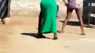 دوافع حيوانية: بنات مثيرة تأخذ قضبان المخلوقات