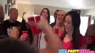 يتحول حفل عيد ميلاد نجمة البورنو إلى حفلة برية للكسس والعمل الشرجي