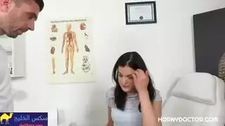 إباحية طبية: طبيب مثار يمارس الجنس مع مريضة خجولة بعمق