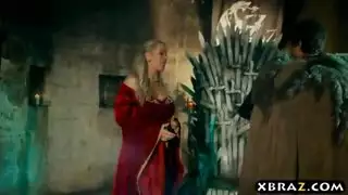 حفلة جنسية في قاعة العرش: عملية جماعية قاسية تُفْسِدُ الملكة