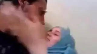 أم محجبة يائسة تأخذ قضيب رجل حقيقي