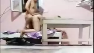 الجار يأخذها من الخلف بوضعية الكلب في إباحية عنيفة